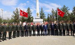 Eski KKTC Cumhurbaşkanı Tatar, Şanlıurfa'nın kurtuluşunun 106. yıl dönümü törenine katıldı