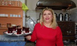 Evde sıkılan kadınlar kıraathaneye gelip masa oyunlarıyla stres atıyor