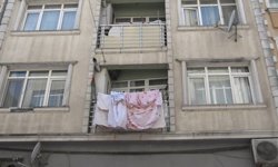 Fatih'te birinci kattan düşen 4 yaşındaki çocuk ağır şekilde yaralandı