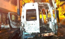 Fatih'te park halindeki otomobil alev aldı