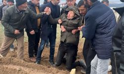 Feci şekilde can veren 5 yaşındaki çocuk defnedildi, acılı baba sinir krizi geçirdi