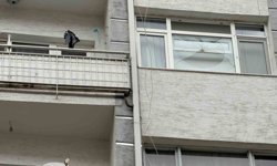 Fırtınada kırılan cam 6'ncı kattan vatandaşın üzerine düştü