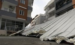 Fırtınanın uçurduğu çatı araçlara zarar verdi: O anlar kamerada