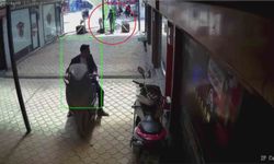 Fırtınanın uçurduğu plastik çatı, esnafı kıl payı teğet geçti o anlar kamerada