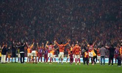 Galatasaray, derbi galibiyetini taraftarıyla kutladı
