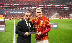 Galatasaray'da 200. maçına çıkan Barış Alper Yılmaz'a plaket