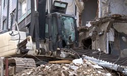 Gaziosmanpaşa'da binadan kopan tahta parçası aracın camını parçaladı: Kepçe operatörü yaralandı