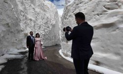 Gelin ve damat adayı kar tünelinde fotoğraf çekimi yaptı