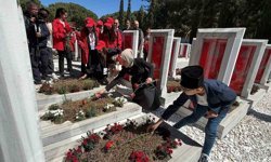 Gençlik ve Spor Bakan Yardımcısı Gürsoy: 'Biz o ruhu diri tuttuğumuz sürece ne bayrak iner ne bu millet geri adım atar'