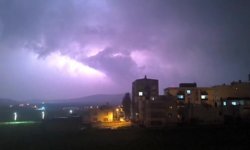 Gercüş'te şimşekler geceyi aydınlattı