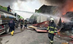 Geri dönüşüm fabrikasında çıkan yangına ekiplerin müdahalesi sürüyor