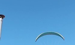Gökyüzünde gülümseten anlar, paraşütçüyü çaya davet etti