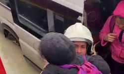 Göle dönen yolda mahsur kalarak korku dolu anlar yaşayan servisteki öğrencileri itfaiye kurtardı