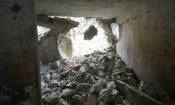 Gümüşhane'de dağdan kopan dev kayalar ahıra düştü, 3 ev boşaltıldı