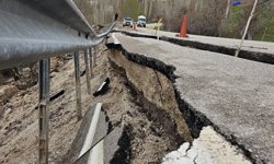 Hakkari-Yüksekova kara yolunda 'yarık' tehlikesi