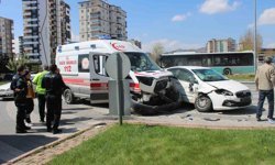 Hasta taşıyan ambulansla otomobil çarpıştı: 2 yaralı