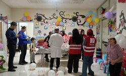 Hastanede tedavi gören çocuklara 23 Nisan sürprizi