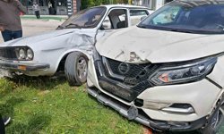 İki otomobilin çarpıştığı kaza anı kamerada