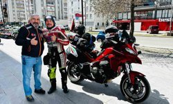 İki teker üzerinde binlerce kilometre katettiler, mübarek topraklarda umre yaptılar