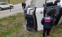 İnegöl'de su yüklü tır yamaca devrildi: 1 yaralı