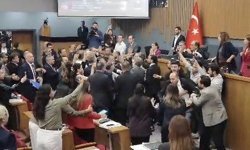 İzmir Büyükşehir Belediyesi Meclis Toplantısında arbede