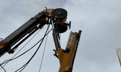 İzmir'de inşaat kulübesinin üzerine vinç düştü: 3 işçi yaralandı