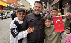 İzmirli işletmeciden 23 Nisan'da binlerce çocuğa pide ve bayrak