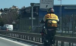 Kadıköy'de plakasız motosikletin tehlikeli yolculuğu kamerada