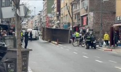 Kağıthane'de kamyon yan yattı