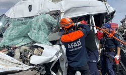 Kamyonetin otomobilin üzerine devrildiği kaza kamerada