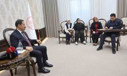 Kanunu ve eşsiz ses yeteneğiyle kulakların pasını silen otizmli Ertuğrul'dan valiyi mest eden mini konser