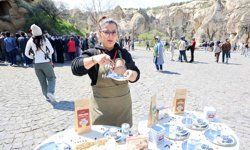 Kapadokya'da turistlere Türk kahvesi ve lokum ikramı