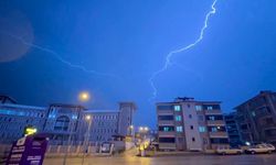 Karabük'te sağanak etkili oldu, şimşekler gökyüzünü aydınlattı