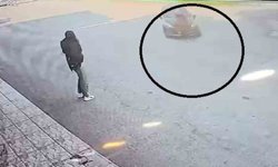 Karşıya geçmeye çalışan kadına otomobil çarptı: Kaza anı kamerada