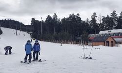Kars'ta bahar ortasında kayak keyfi: Sarıkamış'ta sezon nisanda da sürüyor