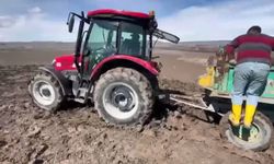 Kars'ta çamura saplanan traktörler güçlükle kurtarıldı