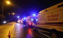 Kazada yaralanan kardeşi ile aynı ambulansa binmek isteyen yaralı ekiplere zor anlar yaşattı