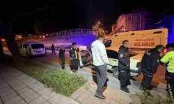 Kendilerini uyaran adamı darp eden şahıslar otomobili bırakıp kaçtı