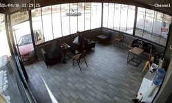 Kimse ne yaptığını anlamadı: Etrafında aracıya etrafında dönen sürücü iş yerine çarptı