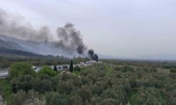 Kırkağaç'ta otomobil önce bariyerlere çarptı sonra alev alev yandı