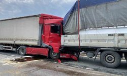 Kocaeli TEM'de 6 tır birbirine girdi: Ankara yönü trafiğe kapandı