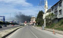 Kocaeli'de plastik ve promosyon fabrikası alevlere teslim oldu