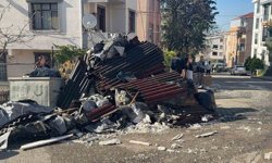 Kocaeli'de tadilatta olan binanın çatısı alevlere teslim oldu