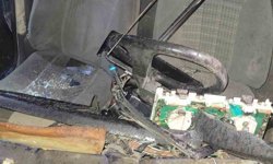 Köprü bariyerlerine çarparak parçalanan otomobilin sürücüsü hayatını kaybetti