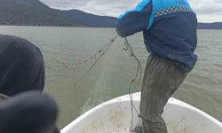 Kovada Gölü'nde kaçak avcılara ait 600 metrelik ağ ele geçirildi