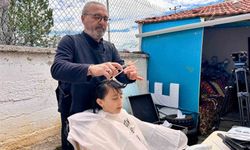 Köy köy gezen kuaför kız çocuklarının saçını ücretsiz kesiyor