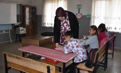 Köy okulunda 4 öğrencisini geleceğe hazırlıyor