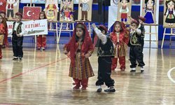 Kutlamaya katılan minik kız hem ağladı hem oynadı