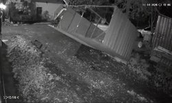 Kuvvetli fırtınanın tavuk kümesini uçurduğu o anlar kamerada