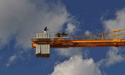 Maaşını alamayınca vincin tepesine çıktı, banka hesabına yatan parayı teyit edip indi